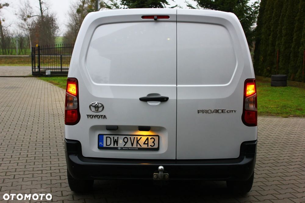 Toyota PROACE CITY BLASZAK 2 OSOBOWY 1.2 D-4T BENZYNA 110KM PEWNE AUTO FV23% - 17
