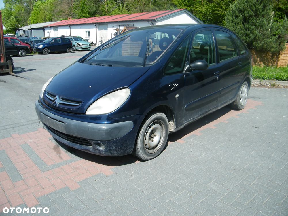 Citroen Xsara Picasso (98-04r.) 2.0 HDI 89KM. Silnik RHY Skrzynia 20DL65 lakier KPK - MAURITIUS BLUE . Cały na części. GWARANCJA !!!  Przód Tył Zestaw Komplet Drzwi Klapa Zderzak Błotnik Maska Grill Atrapa Szyba Pas Lampa Lusterko Boczki Fotel Kanapa Kokpit Deska Rozdzielcza Przełącznik Włącznik Sterownik Przewody Wiązka Instalacja Moduł Komputer Czujnik Listwa Pompa Alternator Wtryski Głowica Rozrusznik Kompresor Sprzęgło Dwumas Silnik Skrzynia ABS Klimatyzacji Paliwa Wspomagania Kolektor Turbina Przepustnica Zawór Chłodnica Koło Hak Belka Sanki Zawieszenie Mcpherson Półoś Amortyzator Wydech Tłumik Zacisk Most - 4