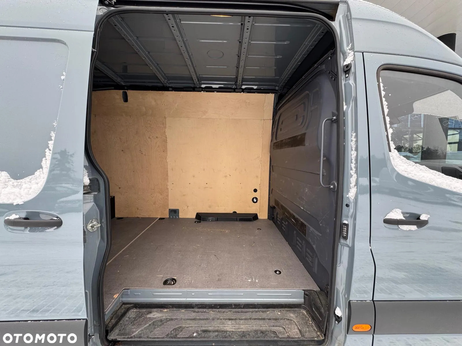 Mercedes-Benz Sprinter 317 - 12