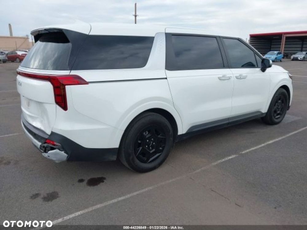 Kia Carnival - 3