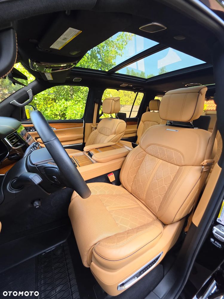 Jeep Grand Wagoneer - 24