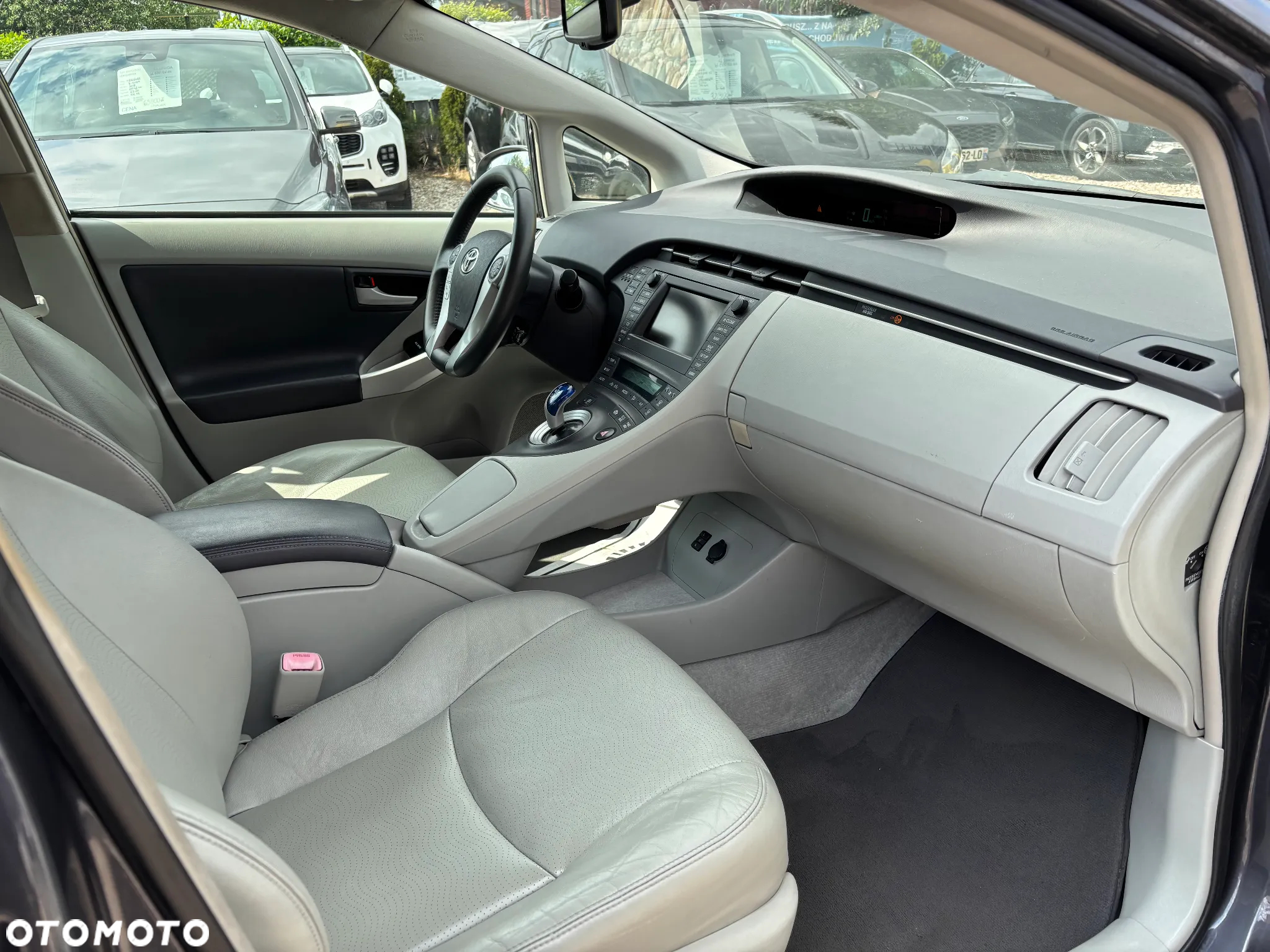 Toyota Prius (Hybrid) Executive - 13