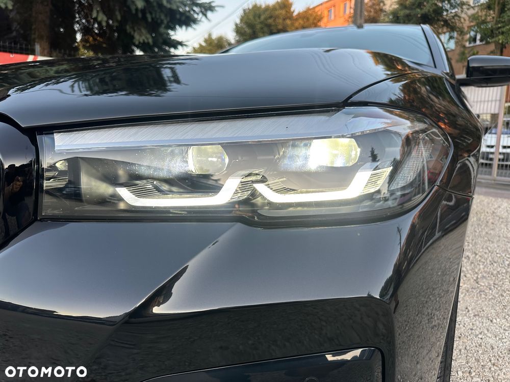 BMW Seria 5 M550i xDrive - 28