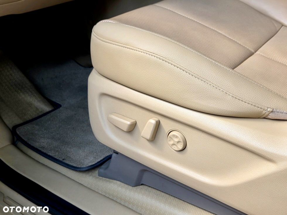 Kia Carnival - 18