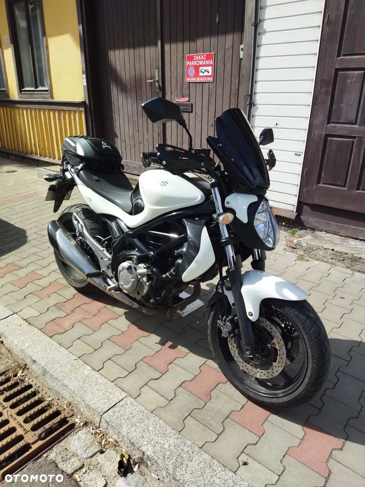 Suzuki Gladius - 1