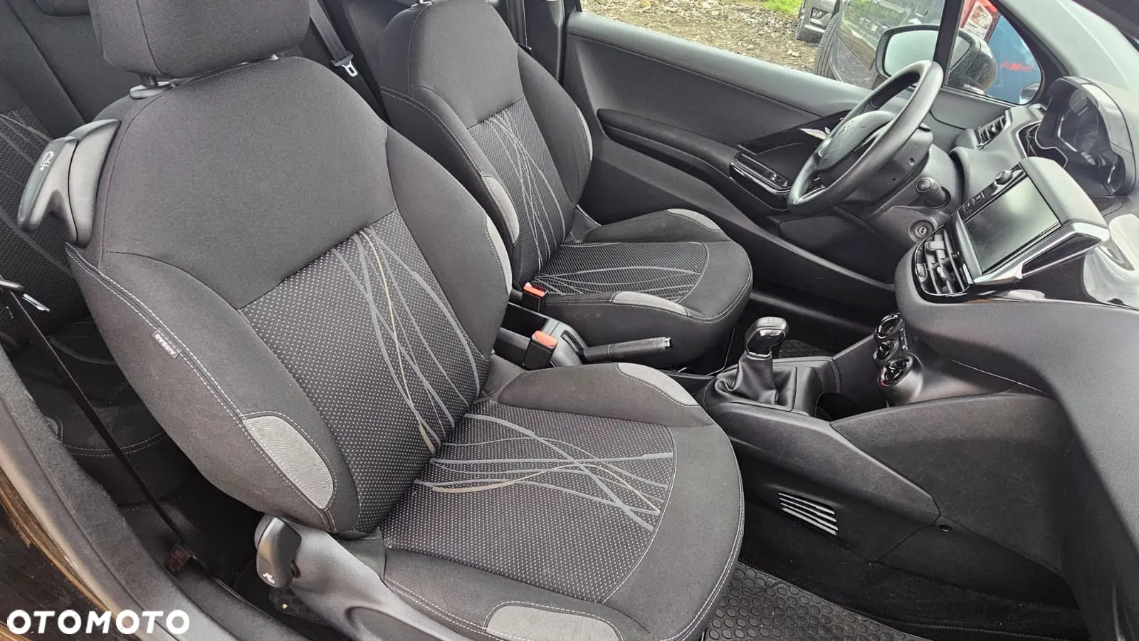 Peugeot 208 - 8