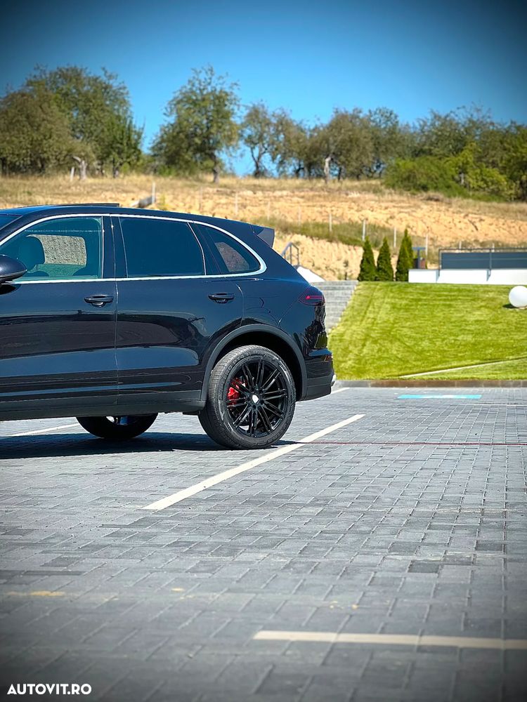 Porsche Cayenne 3.0 L - 24