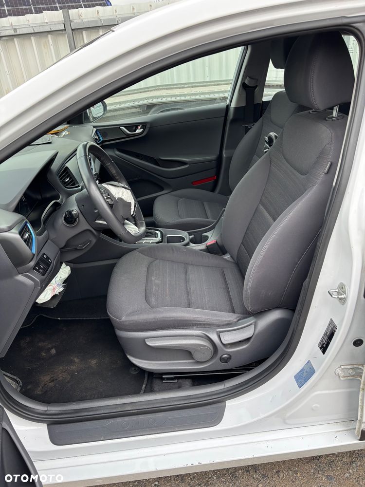 Hyundai IONIQ - 13