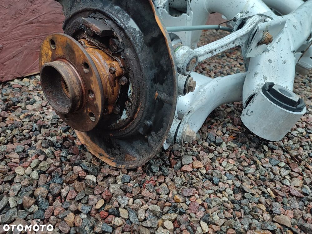 BMW E39 SEDAN ORYGINALNY KOMPLETNY WÓZEK TYŁ / BELKA ZAWIESZENIA TYŁ DO NADWOZIA SEDAN O NR.  33 31 1 097 248 / 33 31 1 094 296 / 33 31 1 094 512 / 33 31 1 094 272 / 33 31 1 092 871 OEM W BARDZO DOBRYM STANIE - 7