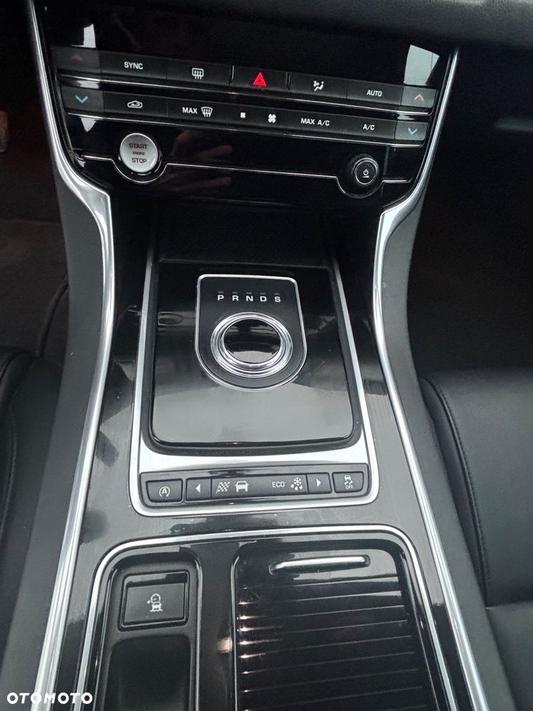 Jaguar XF 35t Prestige - 10