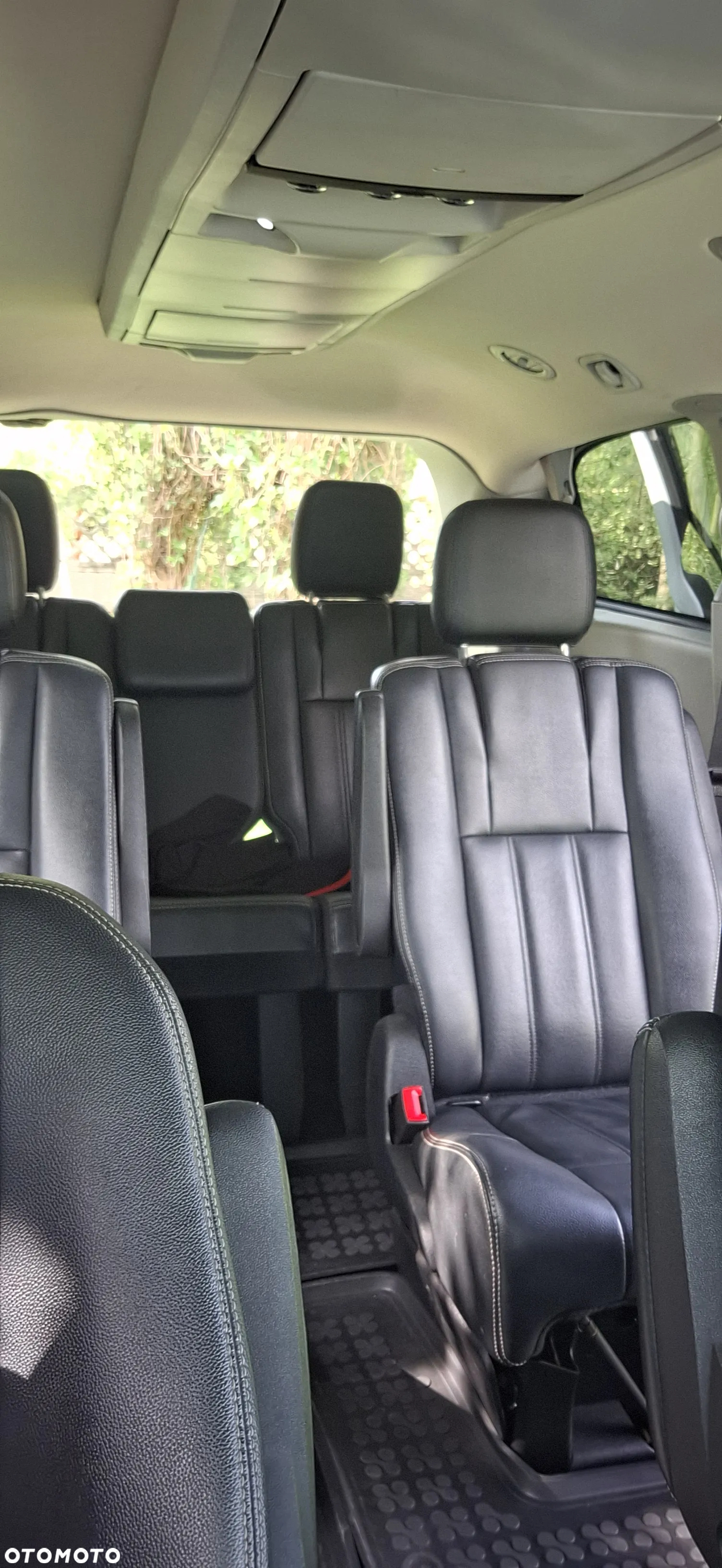 Chrysler Town & Country - 18