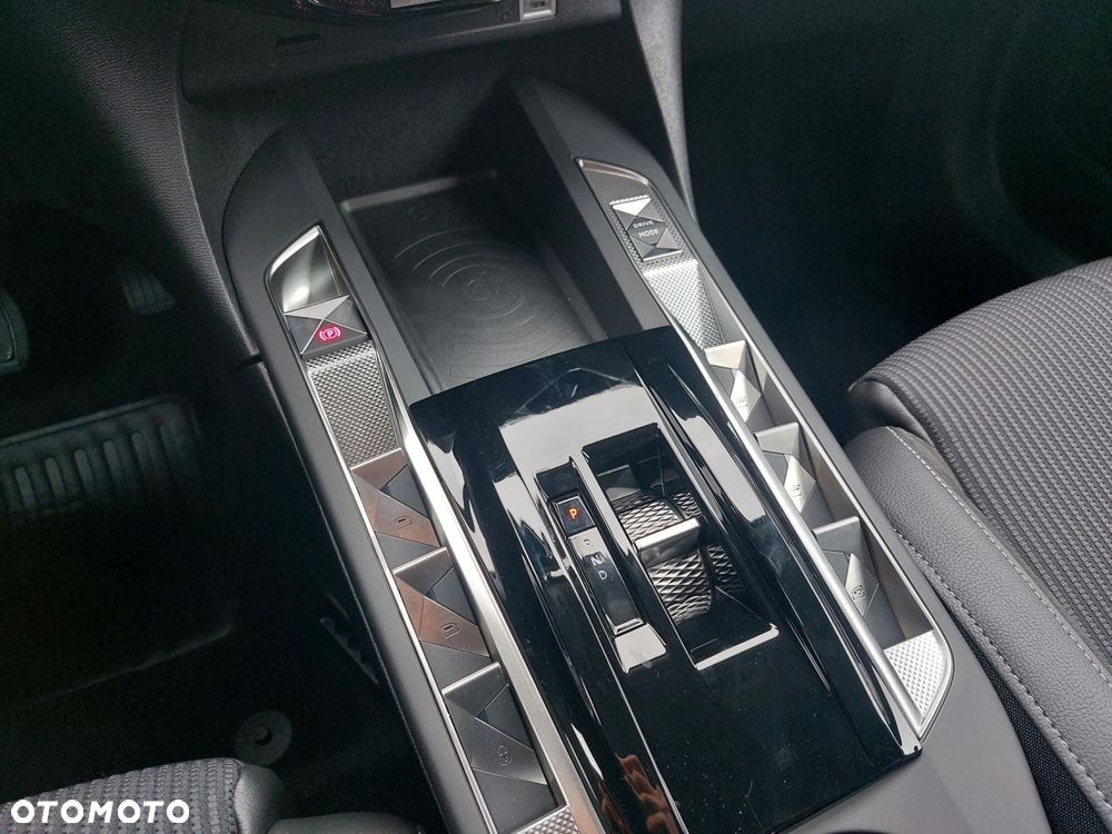 DS Automobiles DS 3 Crossback mHEV Étoile e-DCS6 - 19