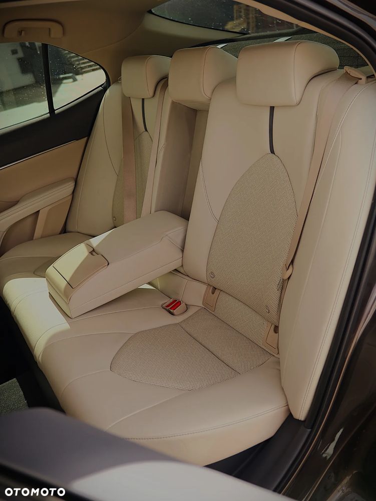 Toyota Camry 2.5 Hybrid Comfort CVT - 24