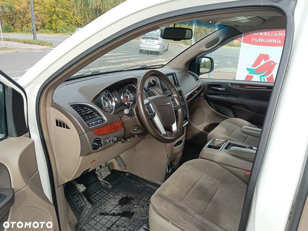 Chrysler Town & Country - 10