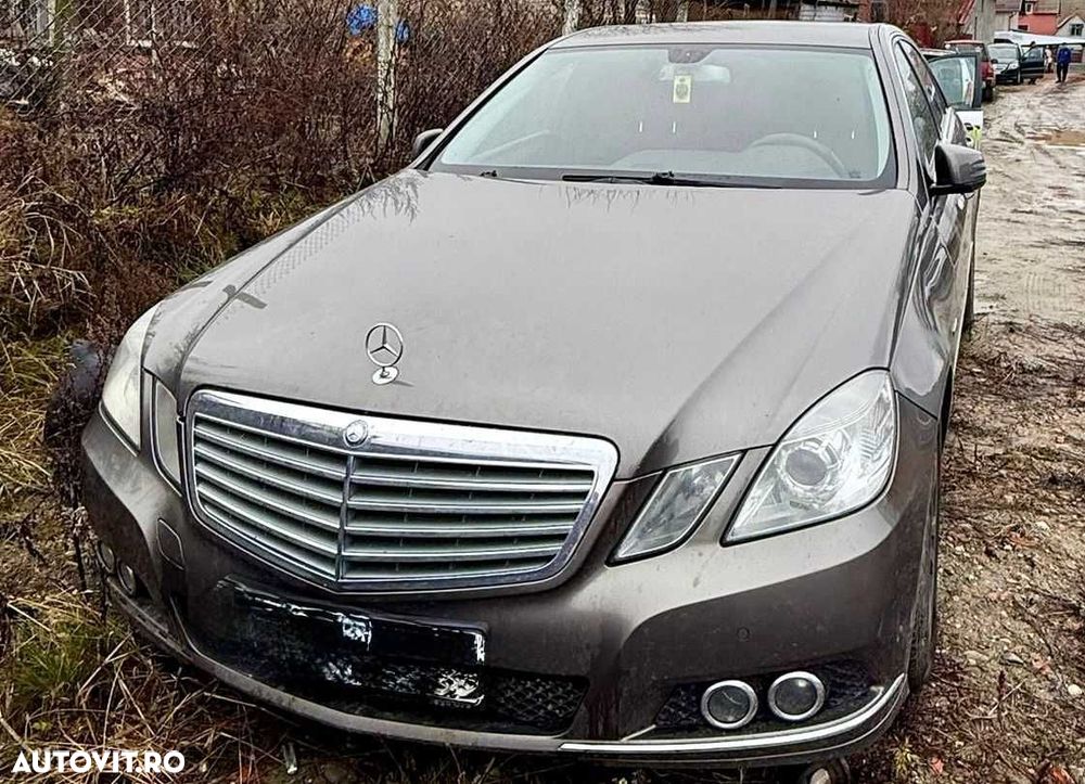Dezmembrez Mercedes E class 220 2.2 motor defect - 1