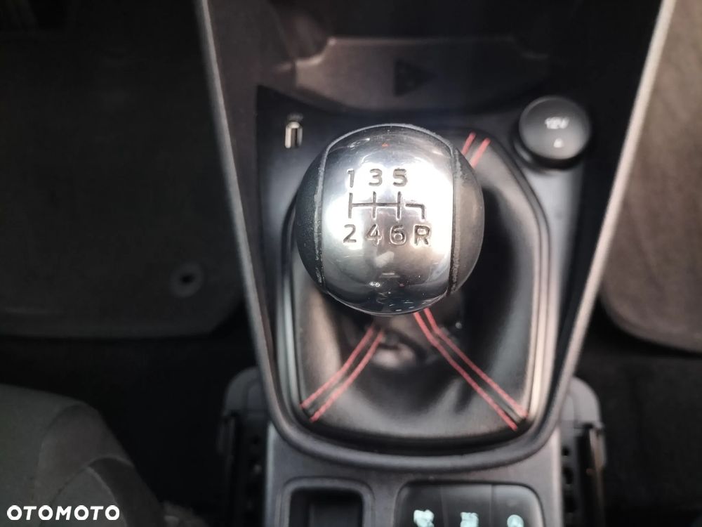 Ford Fiesta 1.0 EcoBoost S&S ST-LINE - 25