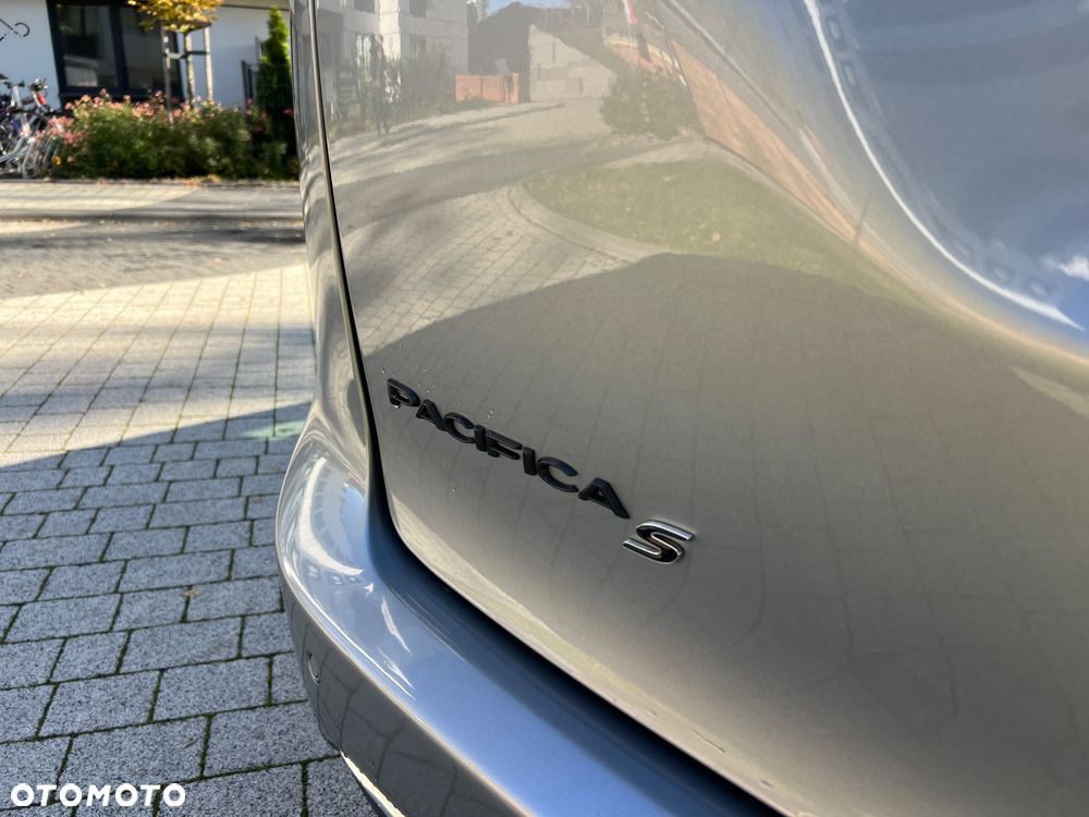 Chrysler Pacifica - 11