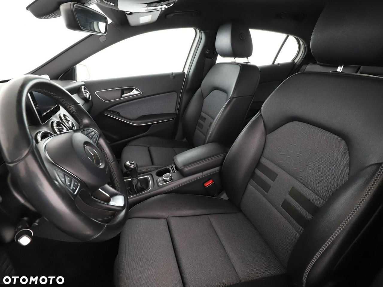 Mercedes-Benz GLA - 13