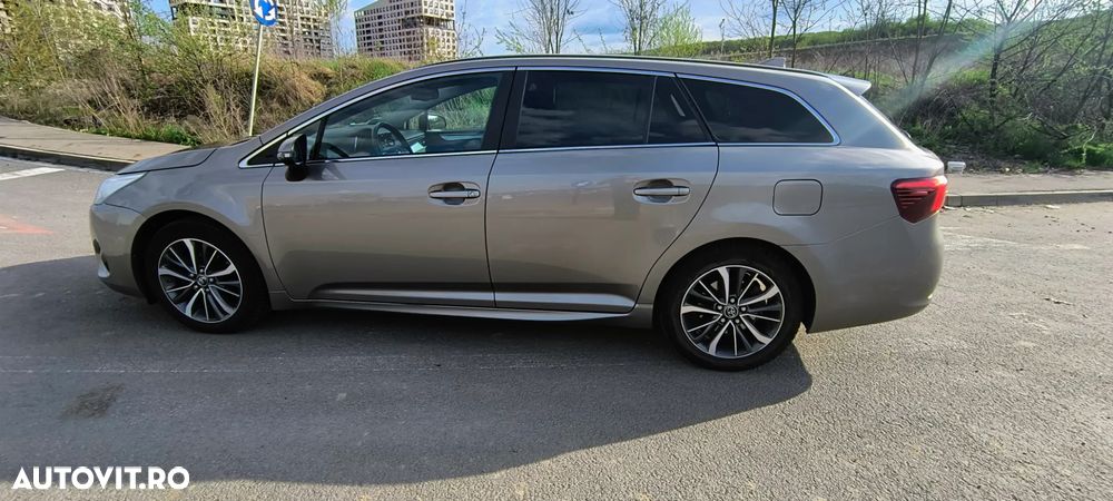 Toyota Avensis 1.6 D-4D Executive Terracotta - 3