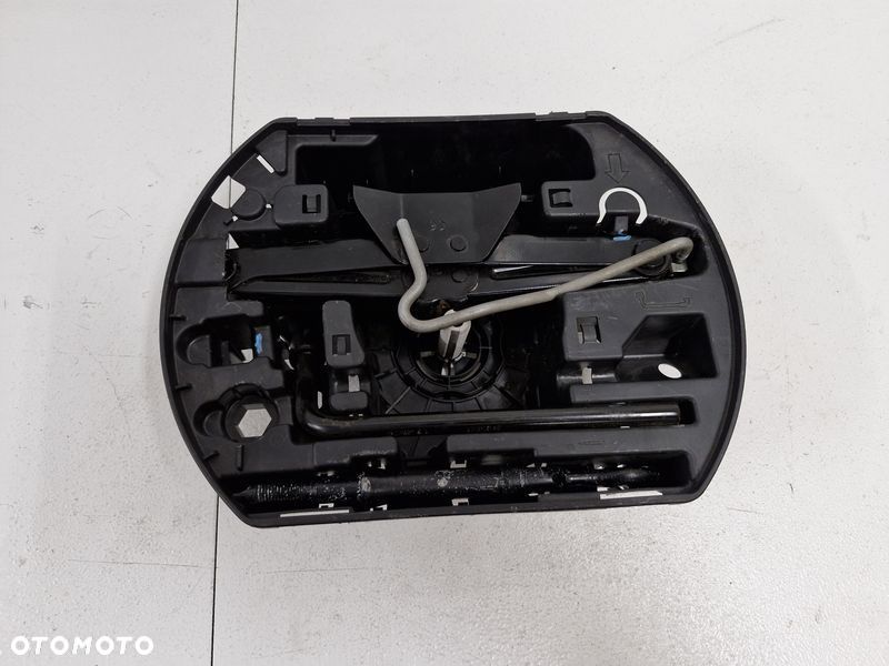 PEUGEOT 2008 I 1 WKŁAD KOŁA ZAPASOWEGO LEWAREK UCHO KLUCZ 9817224380 - 7