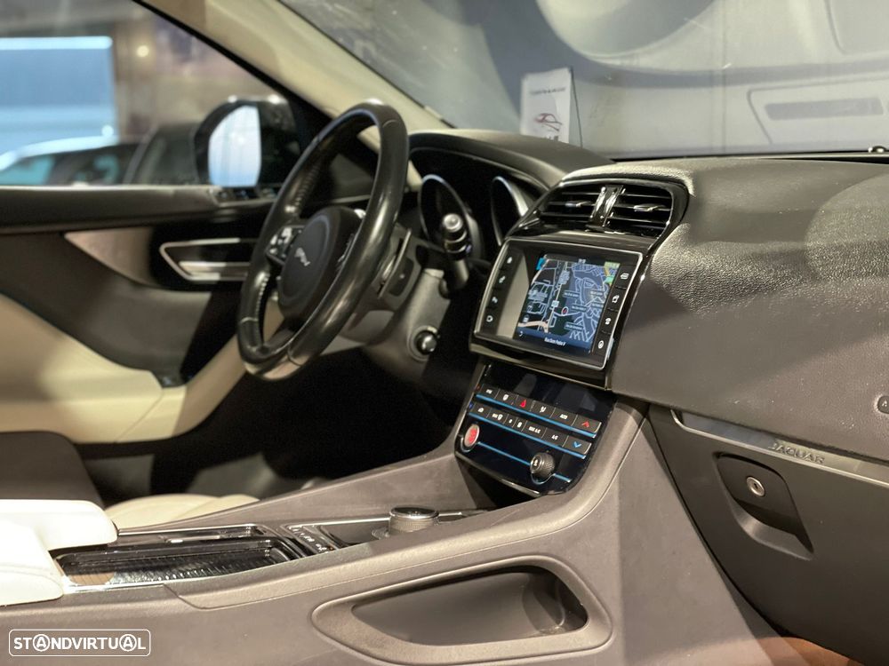 Jaguar F-Pace 2.0 i4D Portfolio Aut. - 24