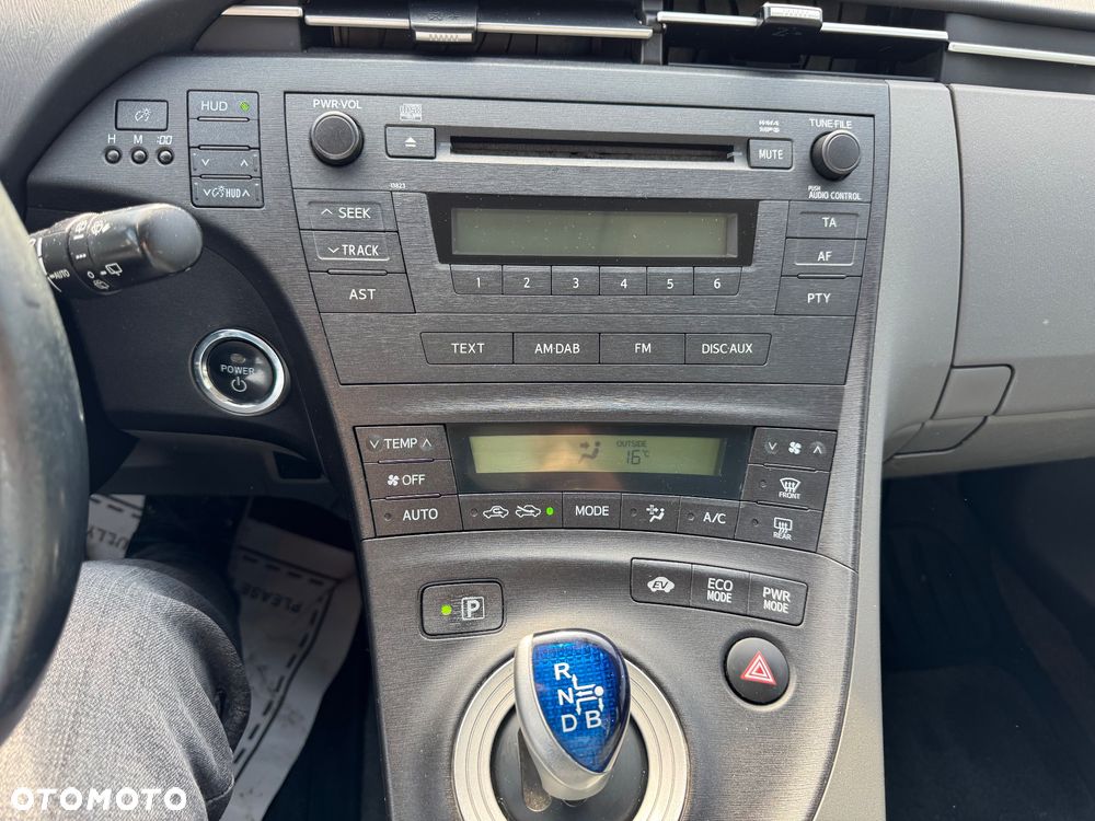 Toyota Prius (Hybrid) Life - 17
