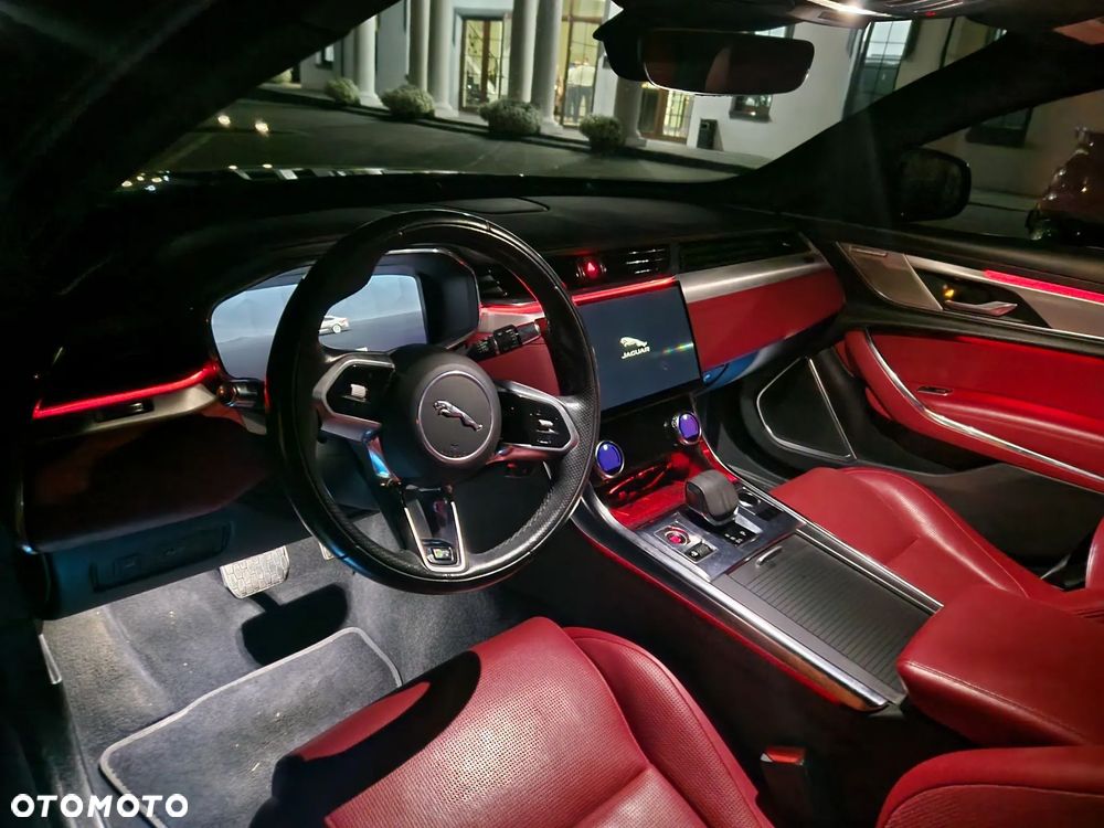 Jaguar XF P300 AWD R-Dynamic SE - 19