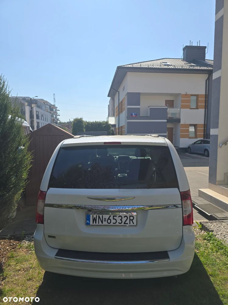 Chrysler Town & Country - 6