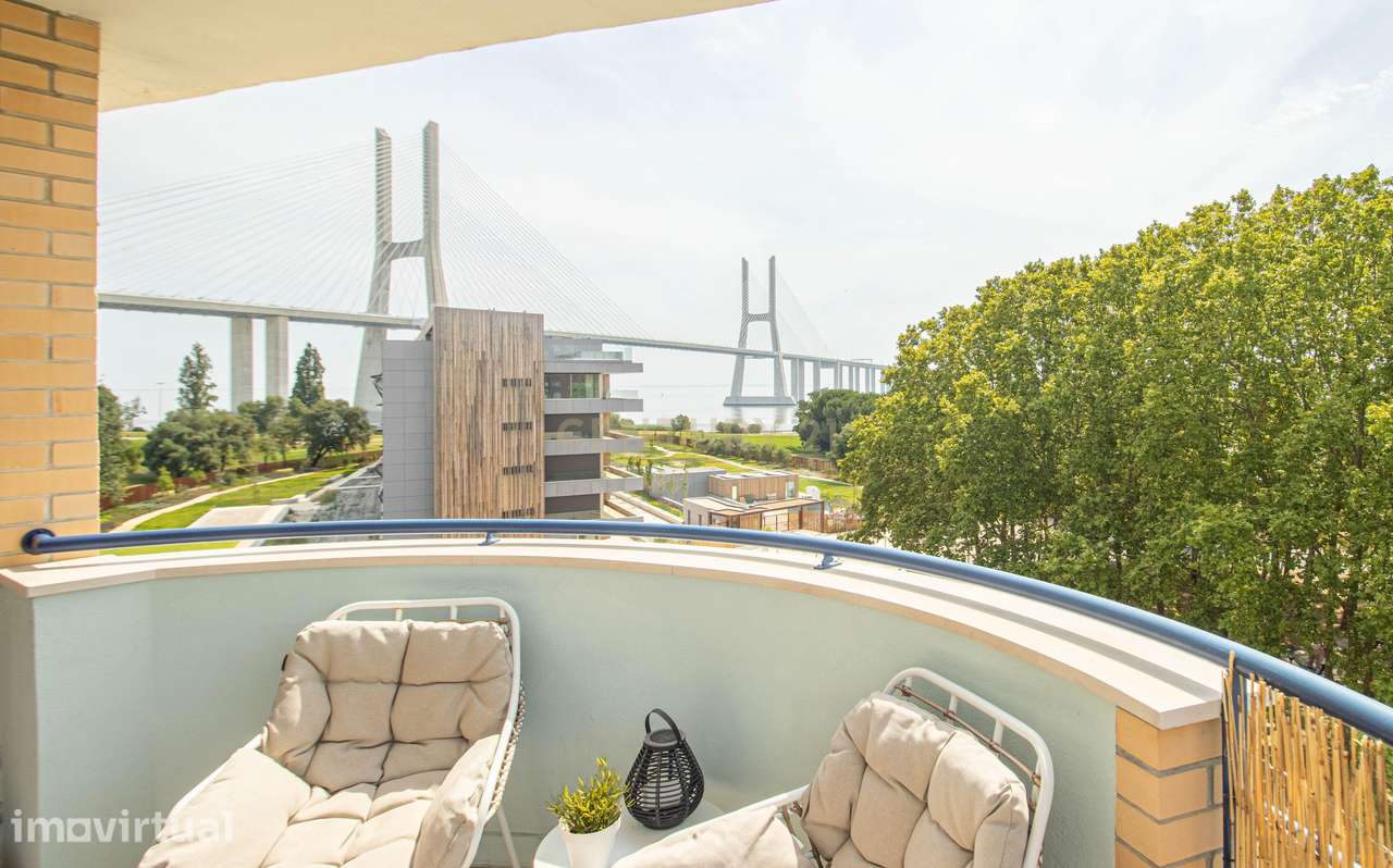 Apartamento T4 com vista rio e box em condomínio com jardim privativo
