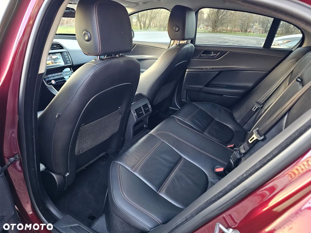 Jaguar XE 2.0 D Prestige - 29