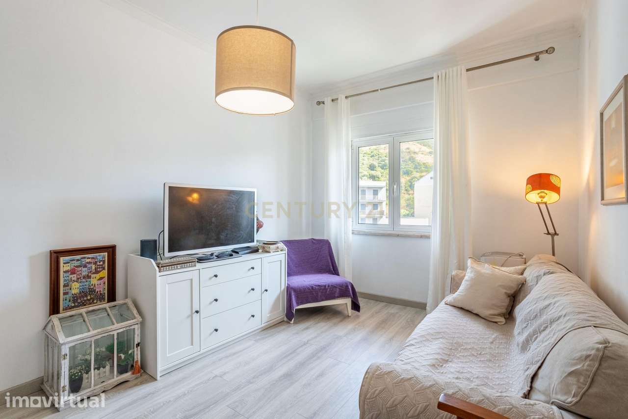 Apartamento T2 com vista desafogada no Olival Basto - Grande imagem: 3/24