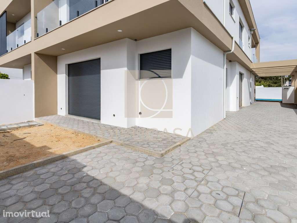 R228 Moradia T4 Piscina centro de Fernão Ferro - Grande imagem: 4/35