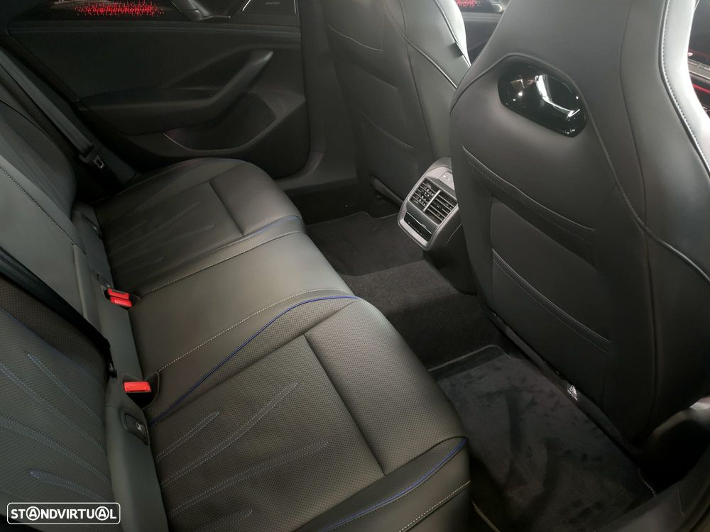 VW Passat Variant 2.0 TDI R-Line DSG - 9