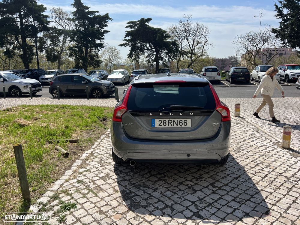 Volvo V60 2.0 D2 Momentum Geartronic - 4