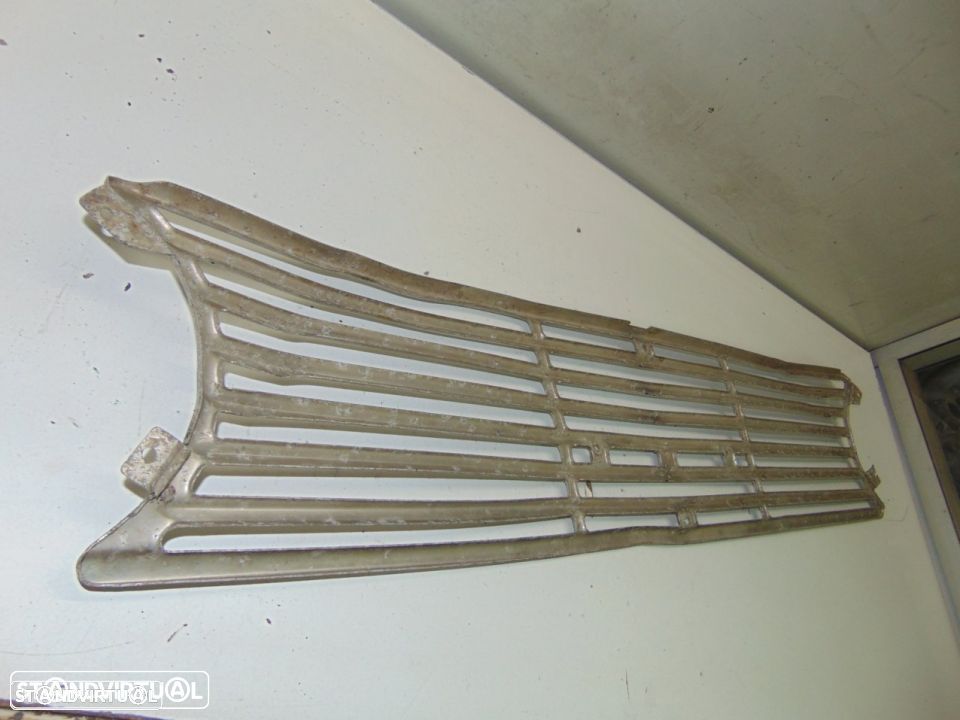 Opel Kadett - grelha frontal com necessidade de polimento - 1