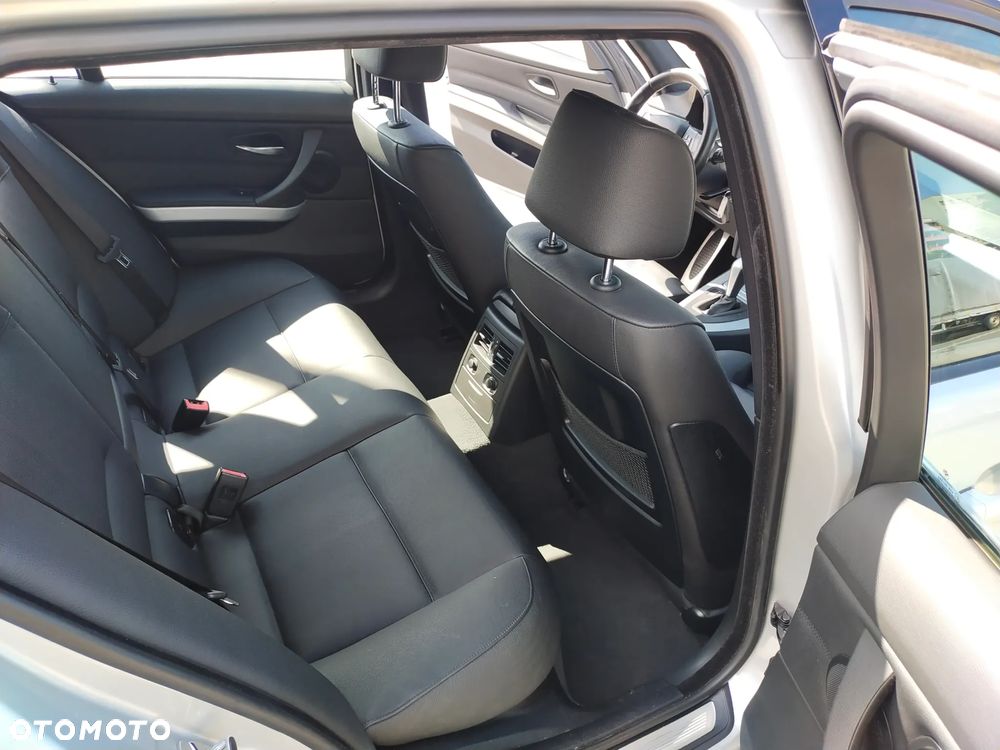 BMW Seria 3 325i xDrive - 9