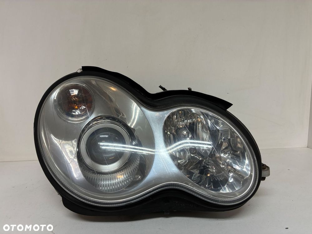 MERCEDES W203 XENON LAMPA PRZÓD PRZEDNIA PRAWA  EUROPA A2038203861 KOMPLET - 1