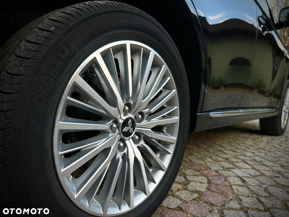 Mitsubishi Outlander Instyle NAVI + - 23