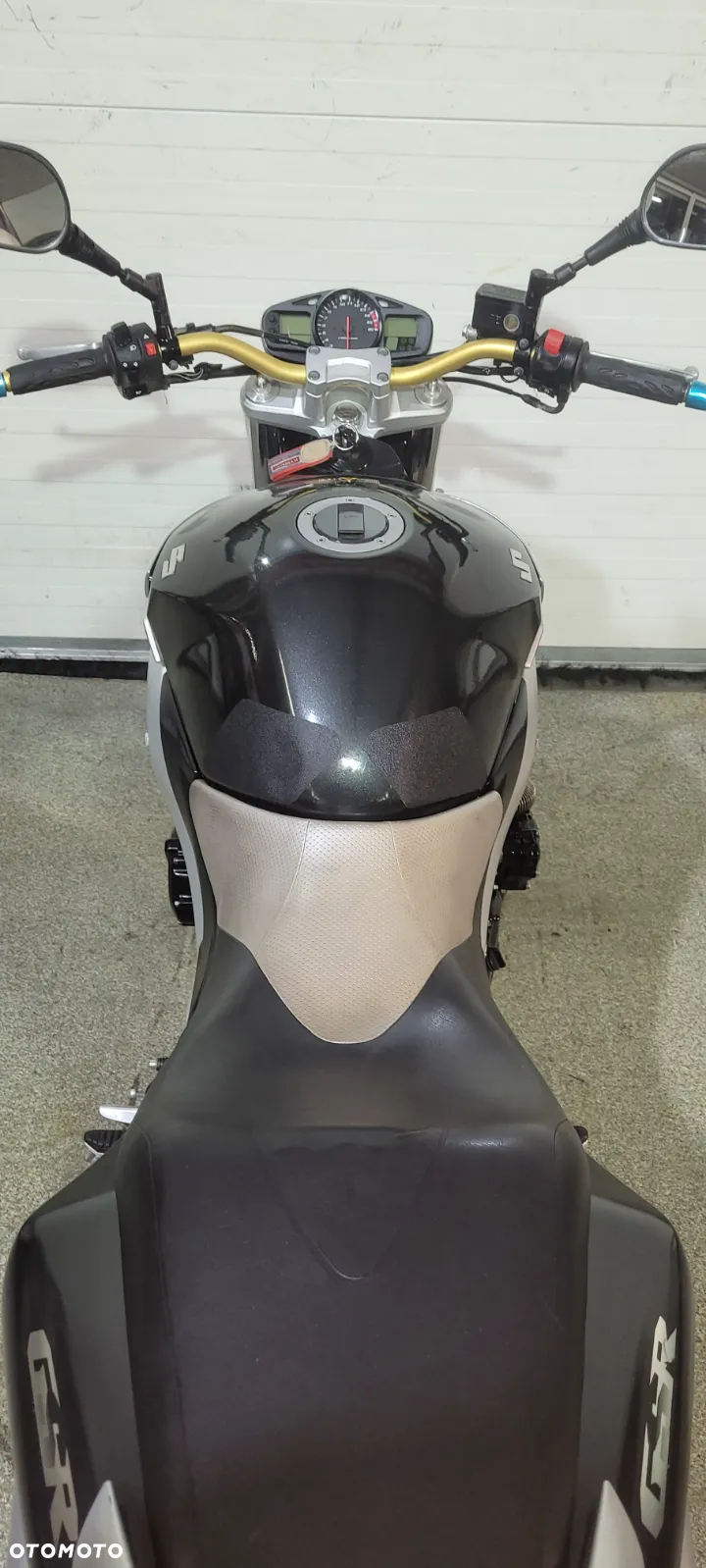 Suzuki GSR - 23
