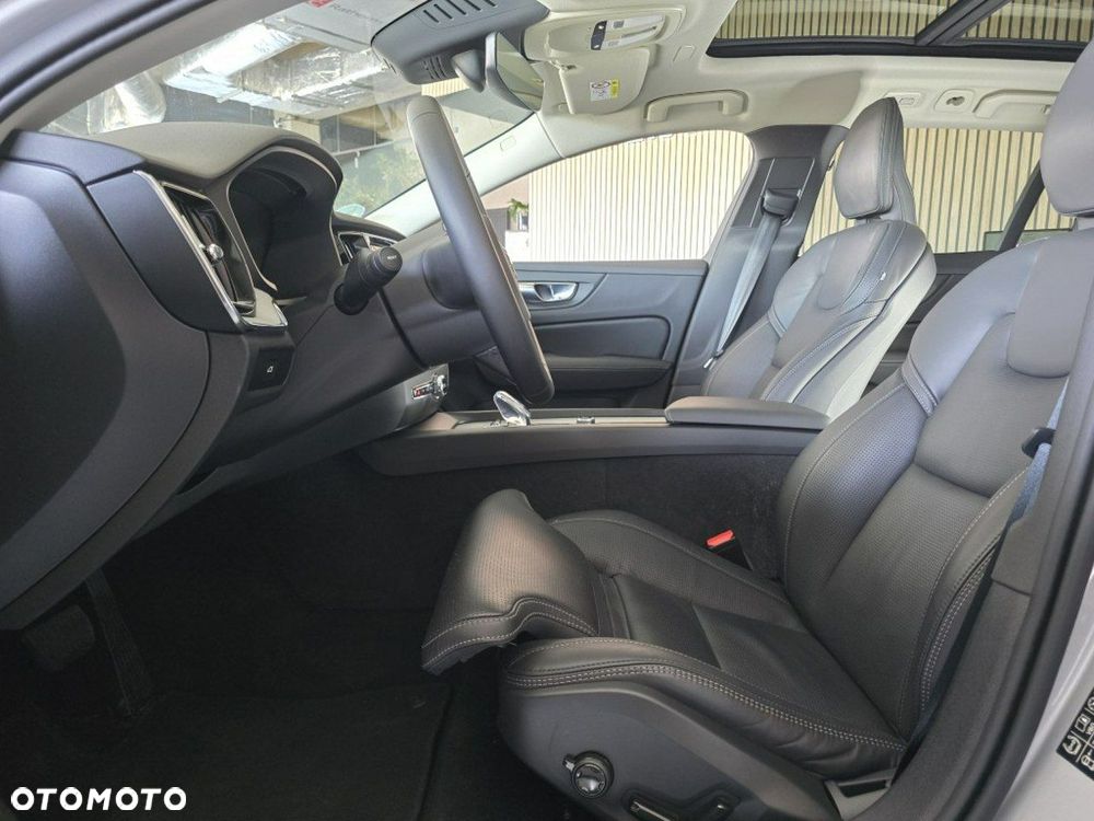 Volvo V60 B4 B DKG Plus Dark - 5