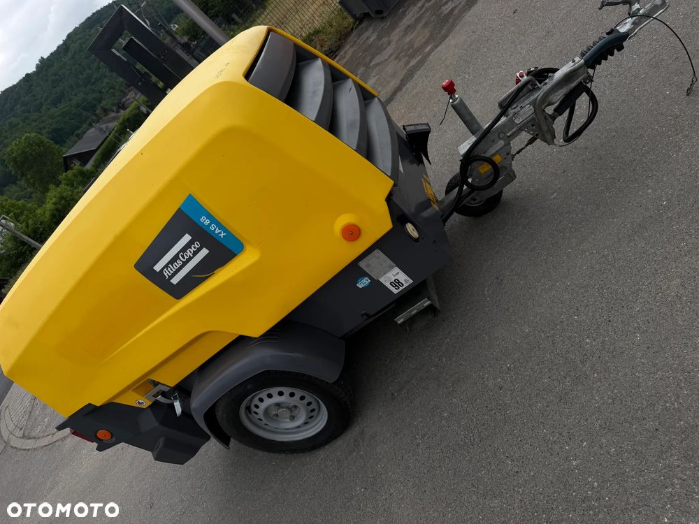 Atlas Copco XAS88 Kompresor Śrubowy. 738 mtg. 2021rok. Sprężarka 5,4m3. Przyczepka jezdna do rejestracji jako pojazd. Regulacja ciśnienia bar od 1-7. Silnik Kubota 4cylindry. 50km. Potężna moc. Sprowadzony z Norwegii. Maszyna jak Nowa z Salonu! Okazja. Zadbana Maszyna. Dokumenty, książka. Opony nówki! Zero zużycia potężna moc. Chłodnica Cyklonowa (osuszacz) !!! - 32