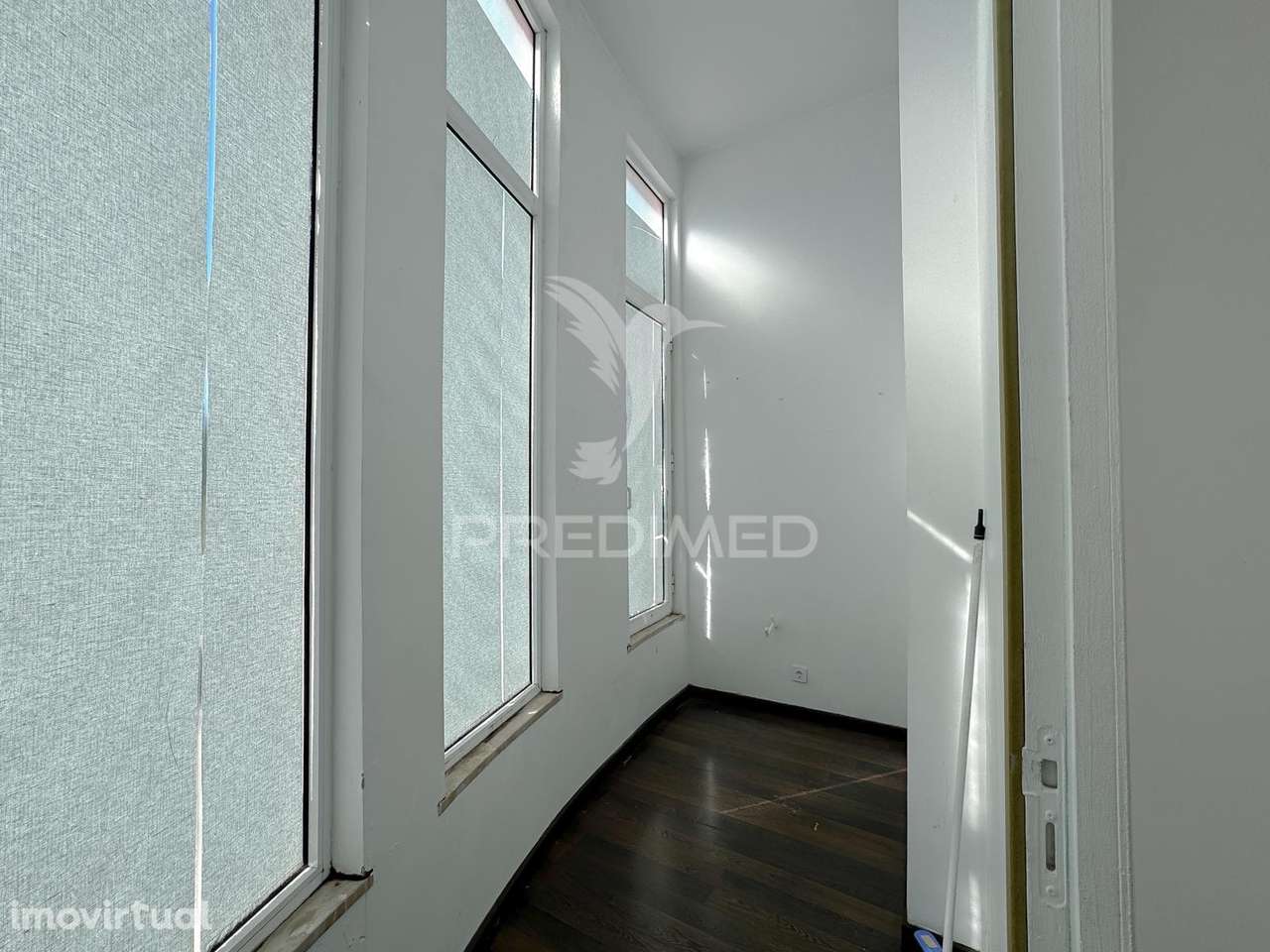 Loja no Laranjeiro no largo dos  CTT - Grande imagem: 5/10