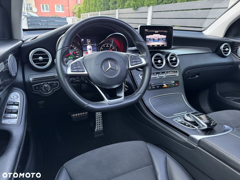 Mercedes-Benz GLC 250 4Matic 9G-TRONIC AMG Line - 25