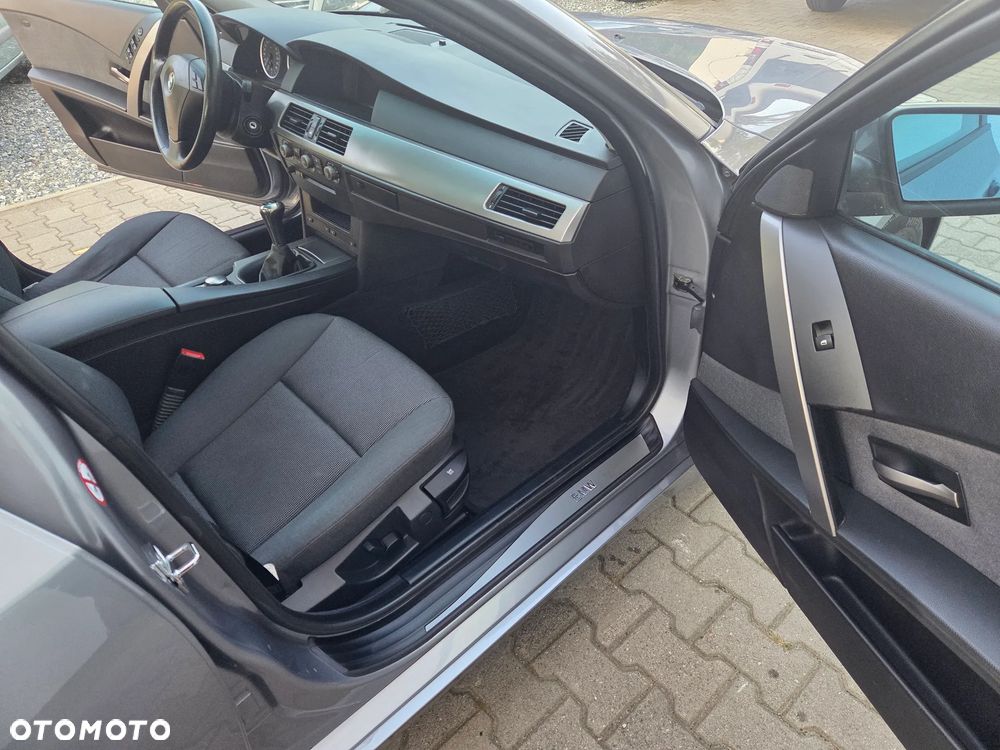 BMW Seria 5 520i - 23