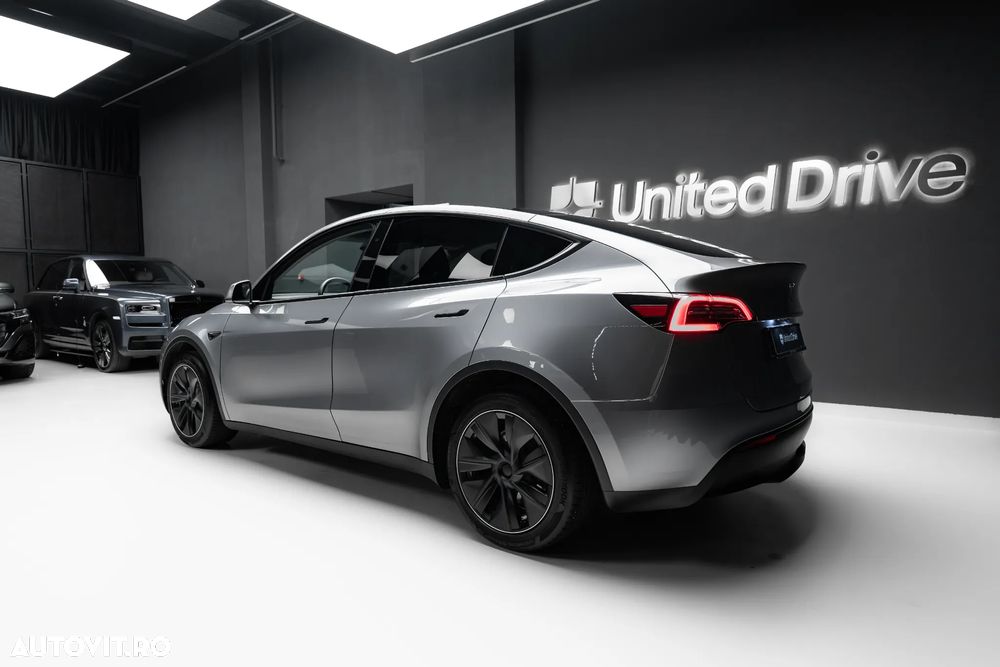 Tesla Model Y Long Range AWD - 7