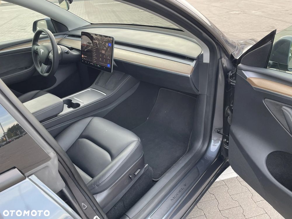 Tesla Model Y Long Range AWD - 6