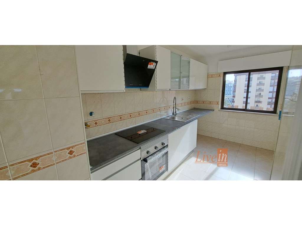 Apartamento T2 Totalmente Remodelado na Tapada das Mercês - Grande imagem: 3/26