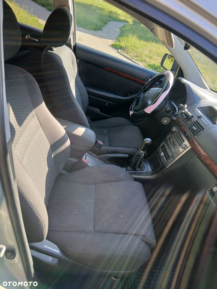 Toyota Avensis 2.0 D-4D Terra - 11