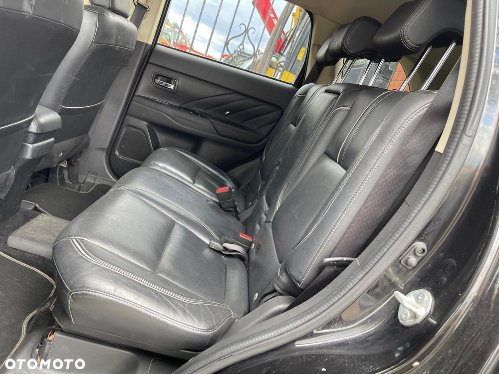 Mitsubishi Outlander Instyle NAVI + - 24