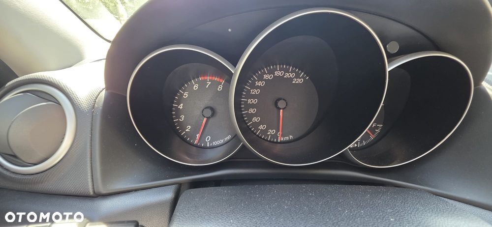 Mazda 3 1.6 Active + - 12